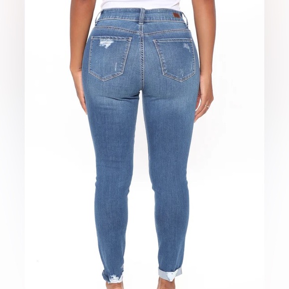 Distressed Ankle Jeans💙 - Picture 2 of 4